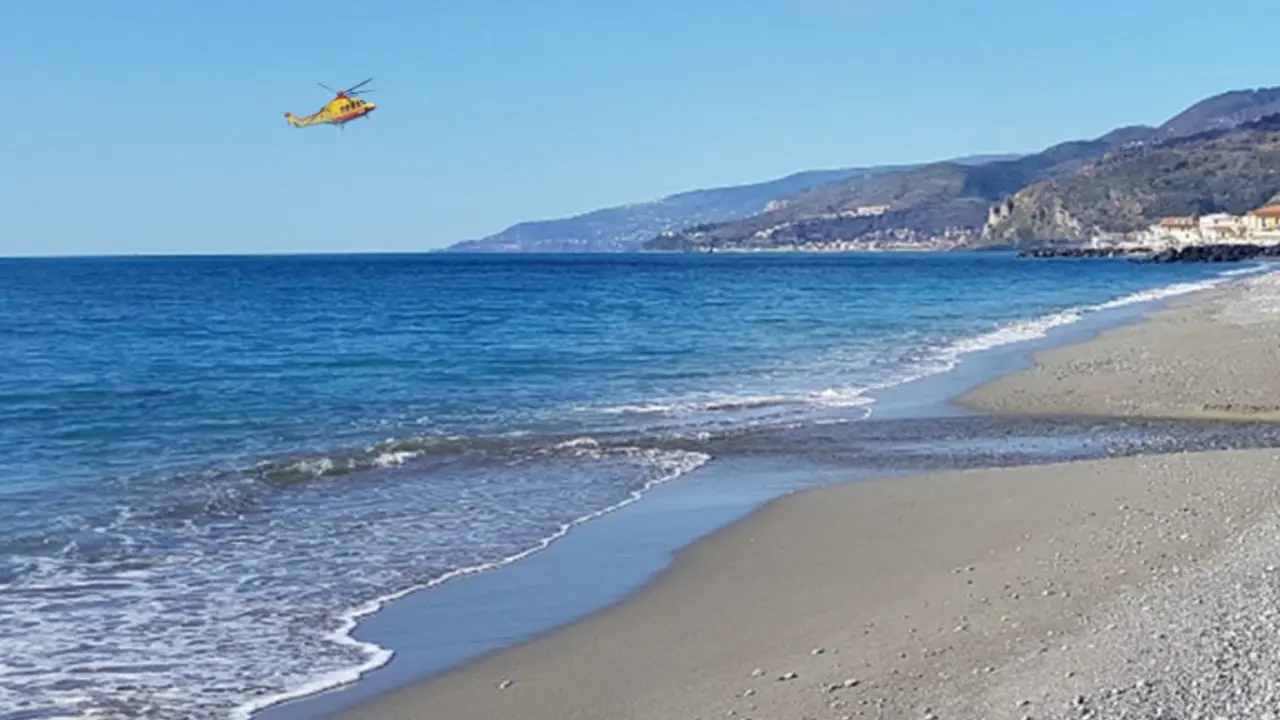 Villapiana, bagnante rischia di annegare: trasferito d‘urgenza in elisoccorso all’ospedale di Cosenza