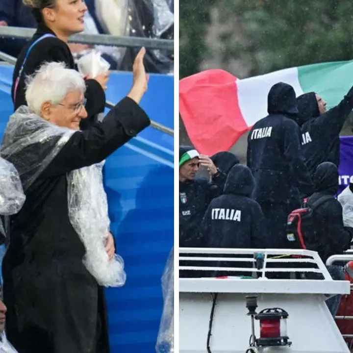 Cerimonia d‘apertura Olimpiadi di Parigi, Mattarella con il poncho sotto una pioggia incessante saluta gli atleti italiani che sfilano sulla Senna