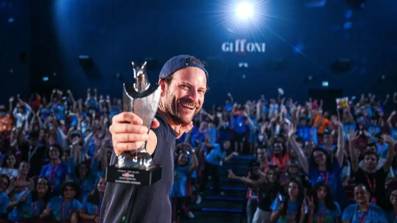 Alessandro Borghi torna a Giffoni e incoraggia i ragazzi: «Sentitevi liberi di essere tutto ciò che volete essere»