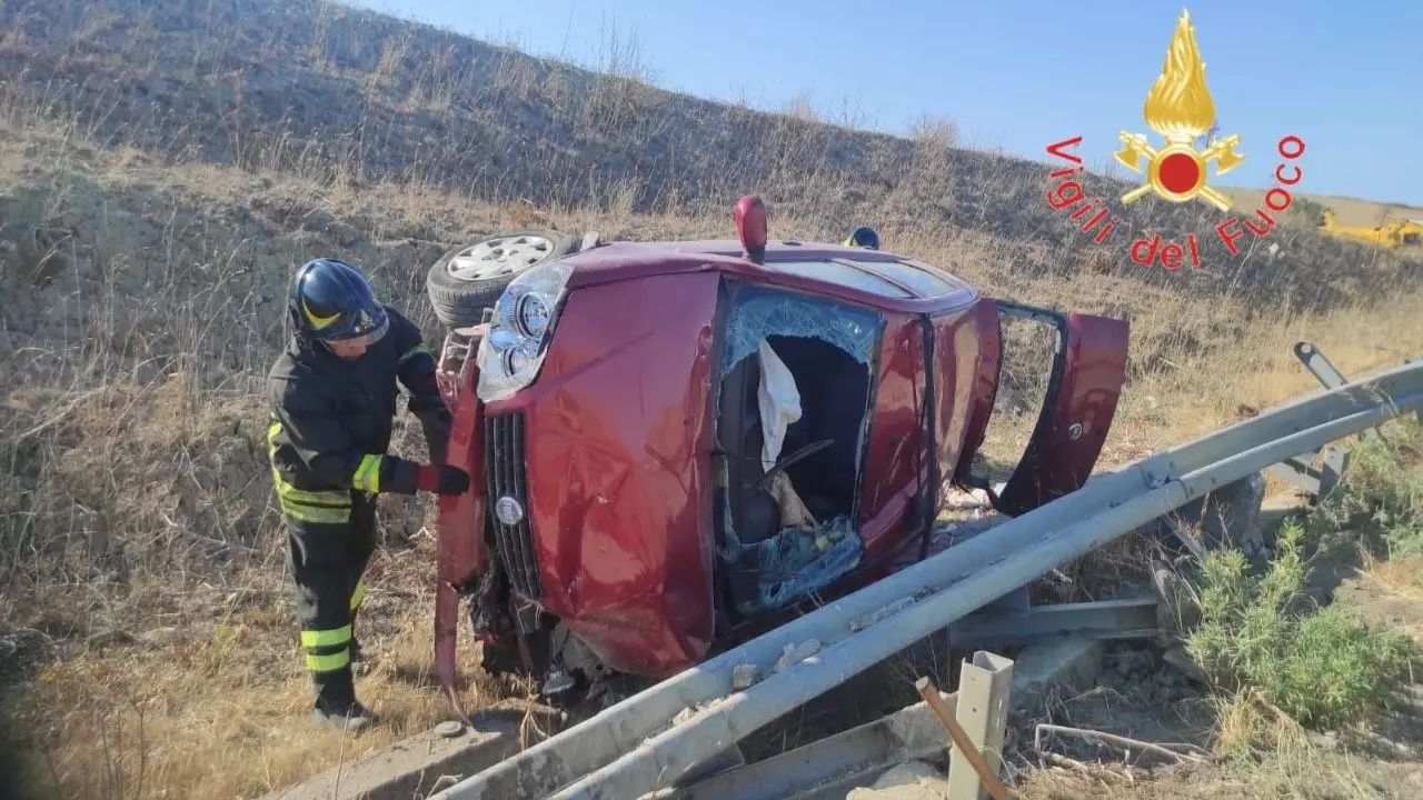 Incidente a Cutro, auto finisce fuori strada e si ribalta: un ferito trasportato in elisoccorso in ospedale