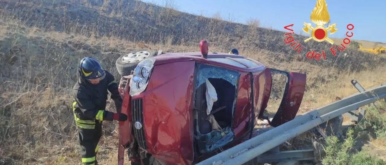 Incidente a Cutro, auto finisce fuori strada e si ribalta: un ferito trasportato in elisoccorso in ospedale