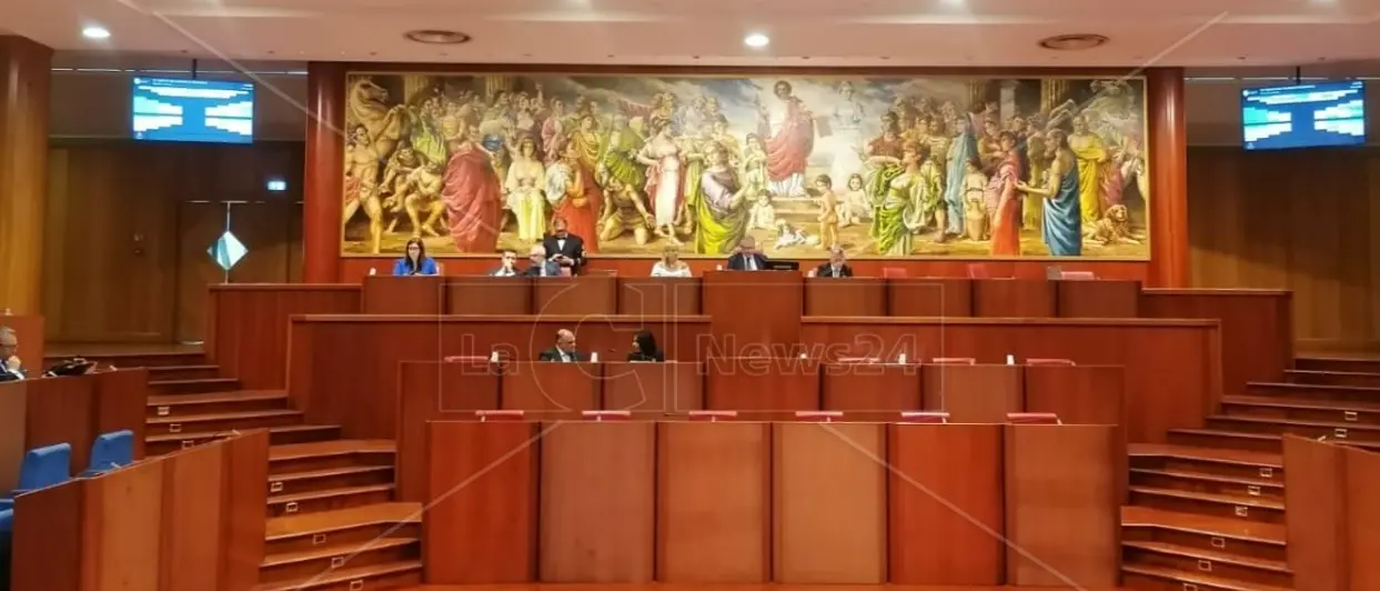 Fusione dei comuni, parte la mobilitazione per cancellare la legge regionale: 24 sindaci chiedono un referendum