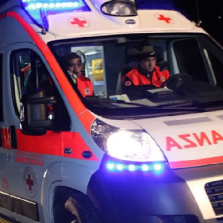 Incidente a Corigliano Rossano, scooter investe pedone e si dà alla fuga: ferita una donna