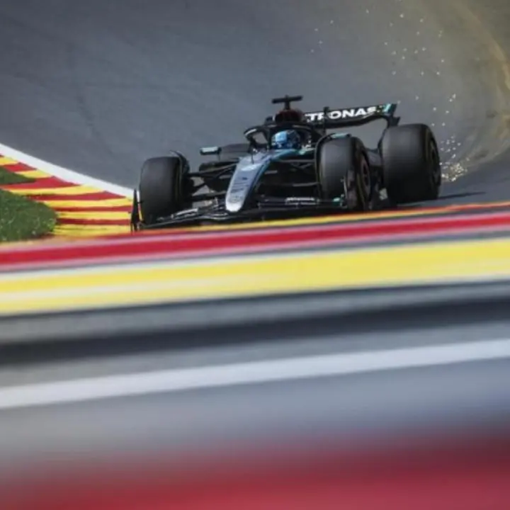Gp Belgio, doppietta Mercedes con Russell e Hamilton. Ferrari fuori dal podio