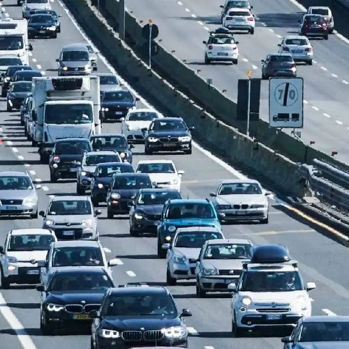 Vacanze estive, primo weekend di grande esodo: 2,3 milioni di auto in transito lungo l’A2