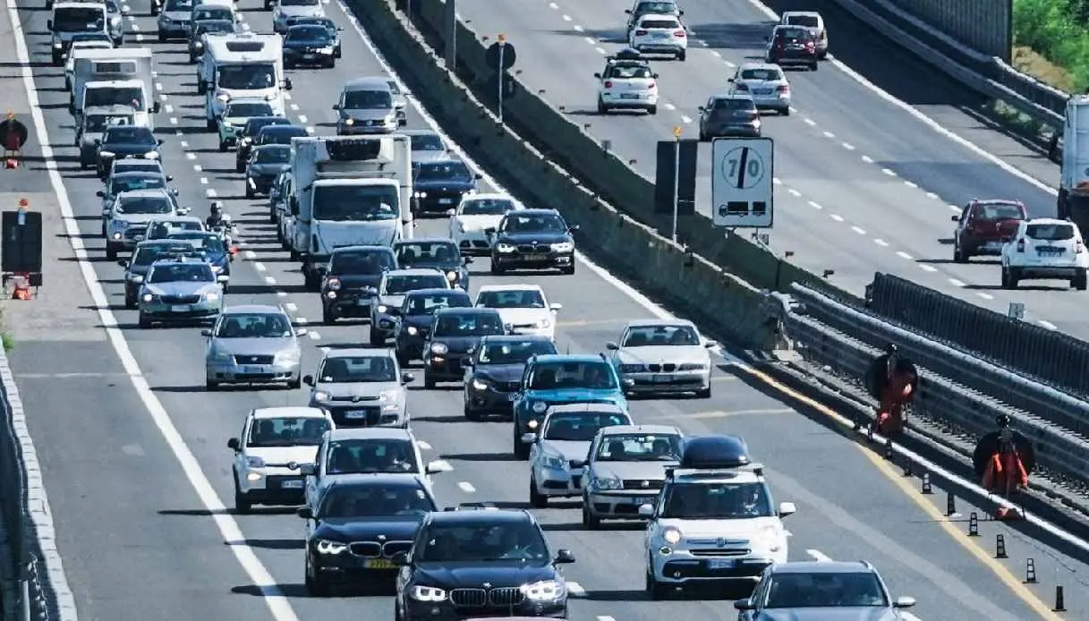 Vacanze estive, primo weekend di grande esodo: 2,3 milioni di auto in transito lungo l’A2