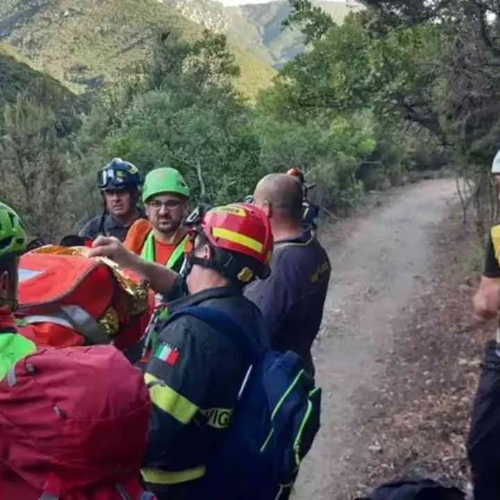 Travolta da un masso in montagna, muore una 34enne nel Bellunese