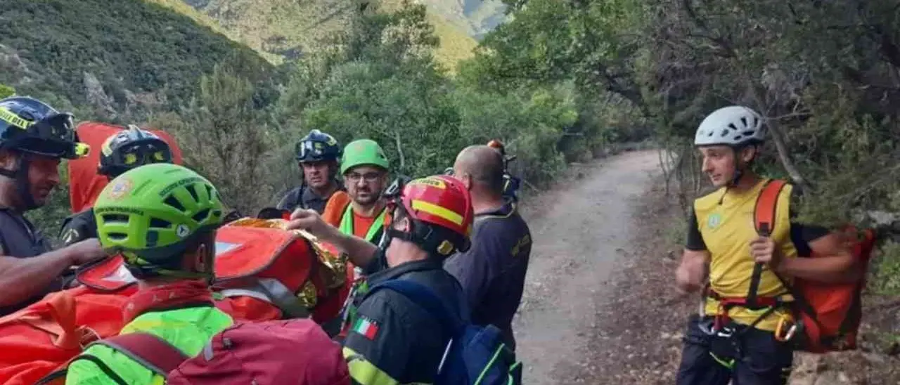 Travolta da un masso in montagna, muore una 34enne nel Bellunese