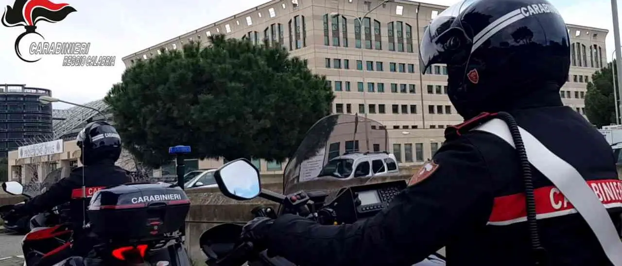 Gioia Tauro, aveva 440mila euro in contanti nascosti in garage assieme a una pistola: sequestrati beni per 516mila euro