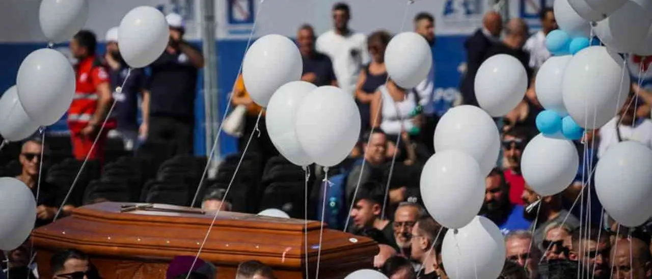 A Scampia l’ultimo saluto alle tre vittime del crollo: molte le sedie vuote