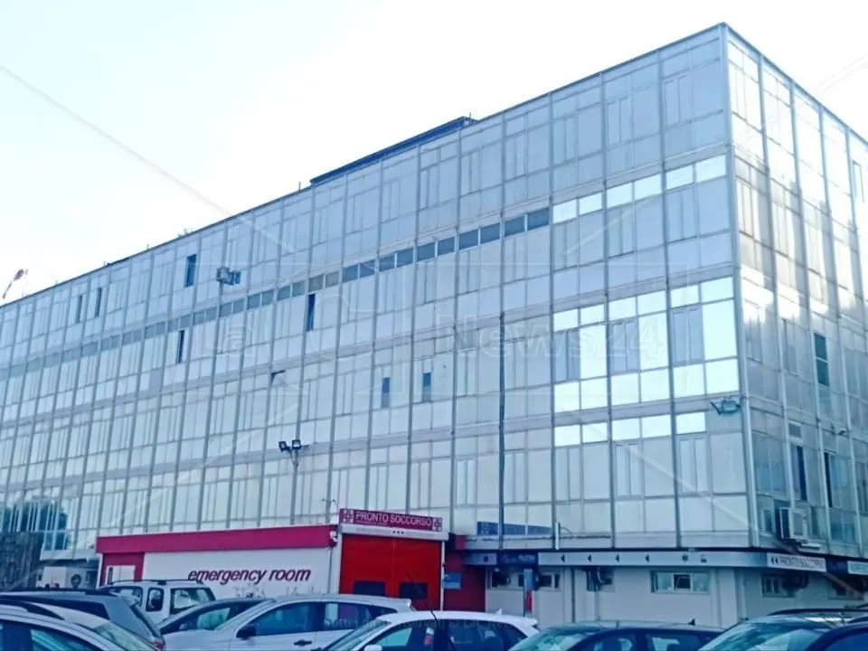 Neonato muore dopo il parto a Polistena, la madre aveva chiesto il cesareo dopo 20 ore di travaglio: indaga la Procura