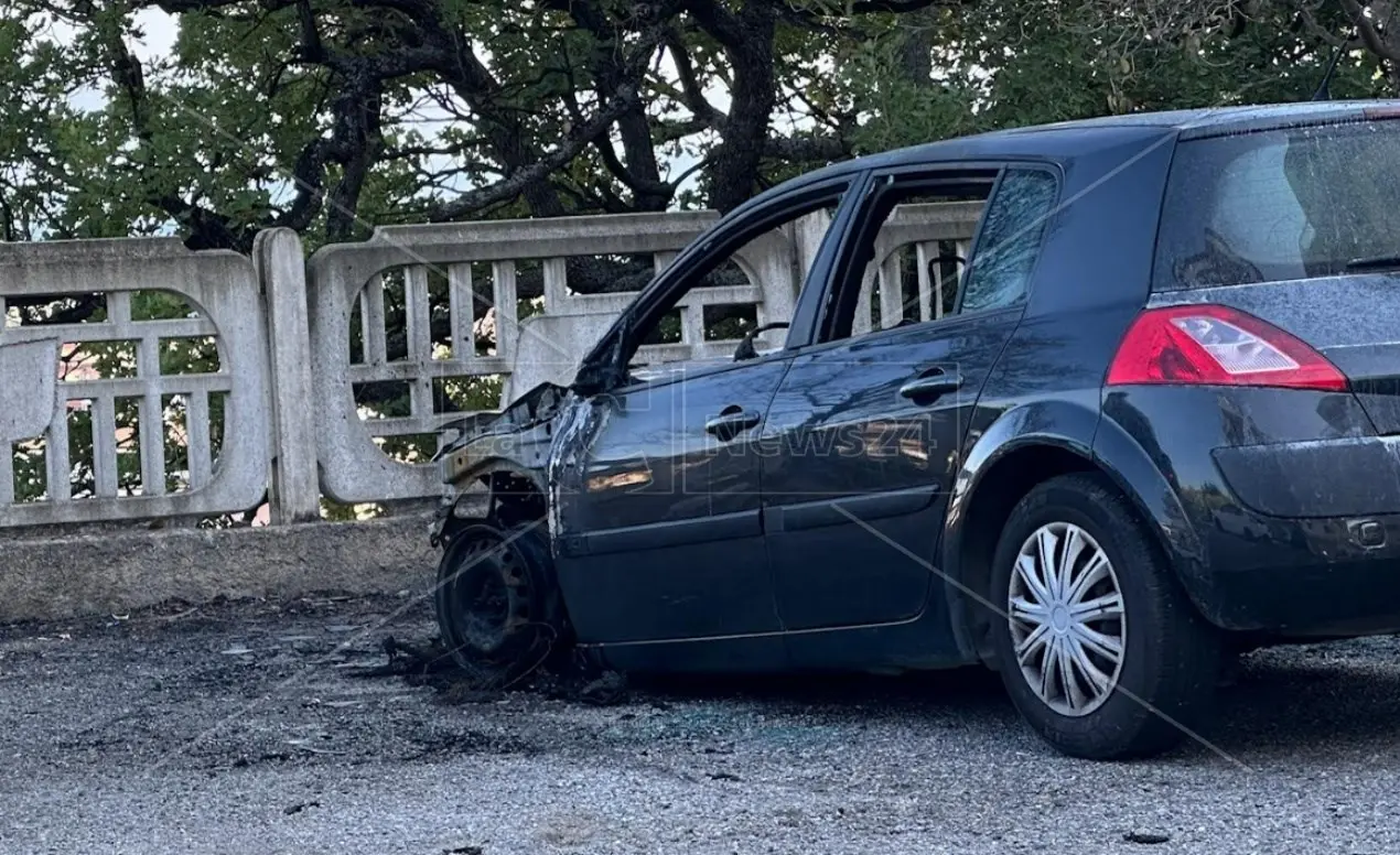 Rossano, incendio danneggia un’auto in sosta: per il proprietario è il secondo episodio nel giro di pochi mesi