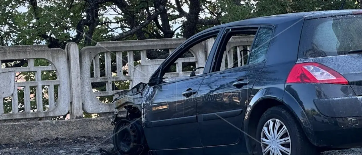 Rossano, incendio danneggia un’auto in sosta: per il proprietario è il secondo episodio nel giro di pochi mesi