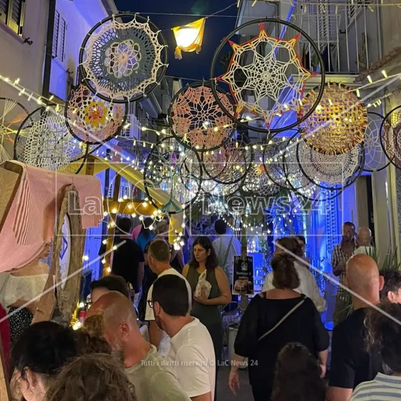 Da quartiere abbandonato a simbolo di ripartenza, a Siderno il rione dei pescatori rivive tra arte e spettacolo