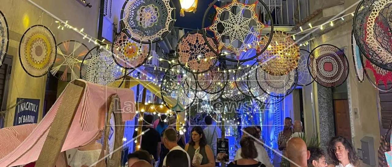 Da quartiere abbandonato a simbolo di ripartenza, a Siderno il rione dei pescatori rivive tra arte e spettacolo