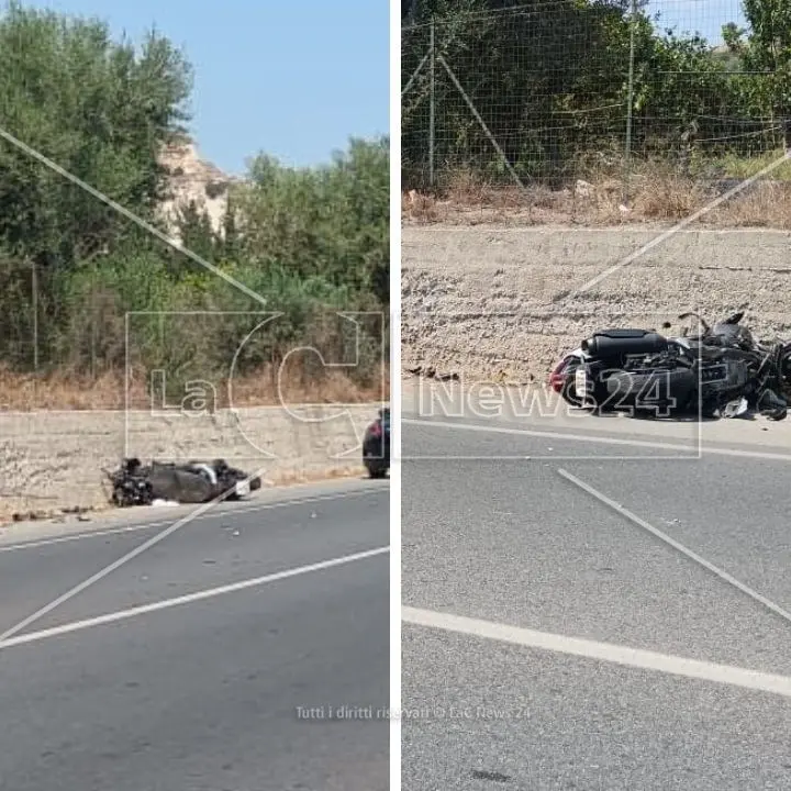 Incidente sulla 106 nel Reggino, violento scontro tra un furgone e una moto: morto il centauro