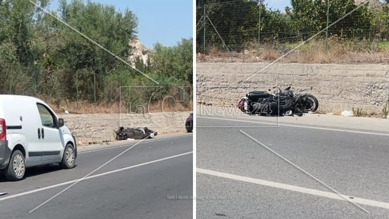 Incidente sulla 106 nel Reggino, violento scontro tra un furgone e una moto: morto il centauro