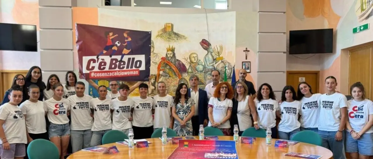 Cosenza, la squadra di calcio femminile non iscritta in Serie C dopo la promozione: le rossoblù ricevute in Comune