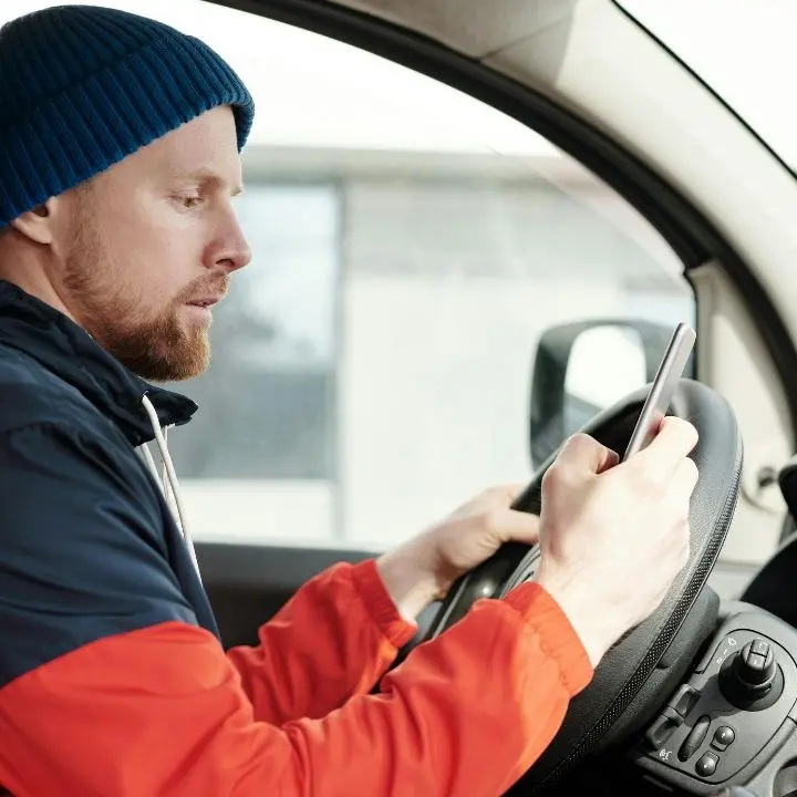 Guidare, che stress! Calabresi nervosi in auto: insulti e gestacci nel traffico contro chi usa lo smartphone alla guida