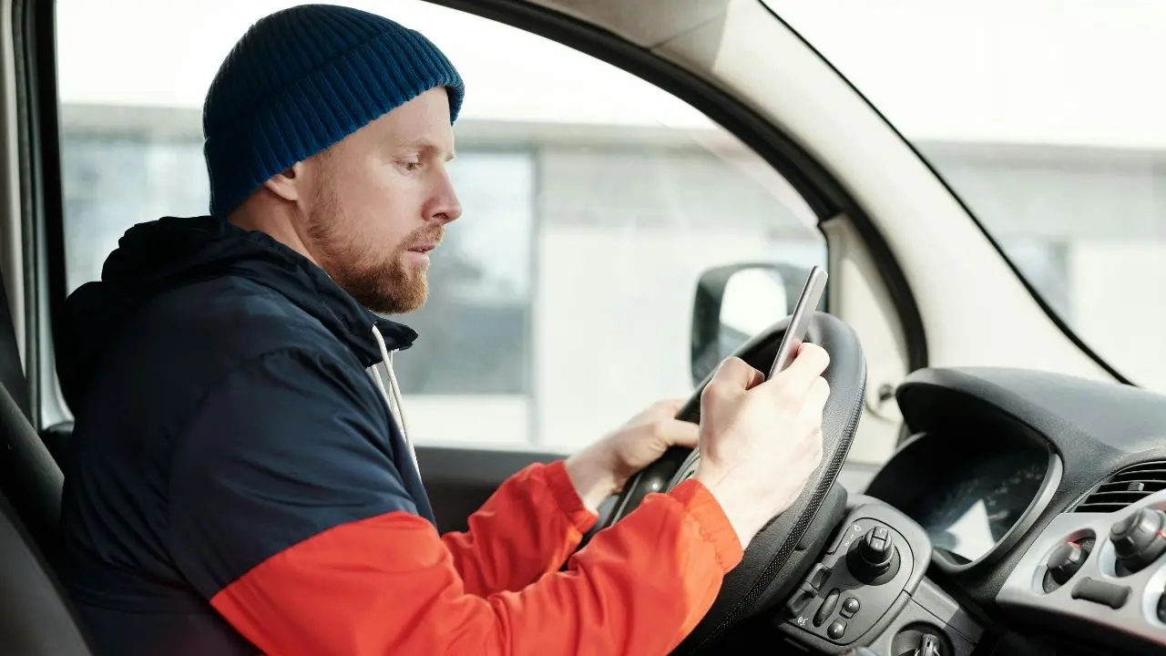 Guidare, che stress! Calabresi nervosi in auto: insulti e gestacci nel traffico contro chi usa lo smartphone alla guida