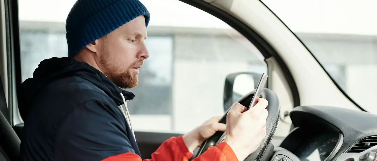 Guidare, che stress! Calabresi nervosi in auto: insulti e gestacci nel traffico contro chi usa lo smartphone alla guida