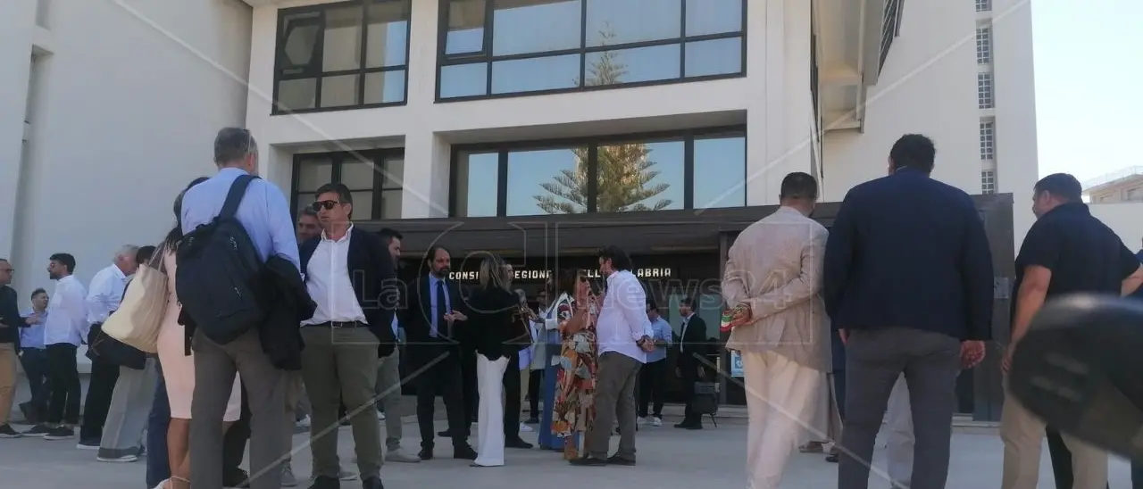 Autonomia differenziata, sindaci e opposizione provano a scuotere il centrodestra: «Appoggi il referendum senza prendere in giro i calabresi»