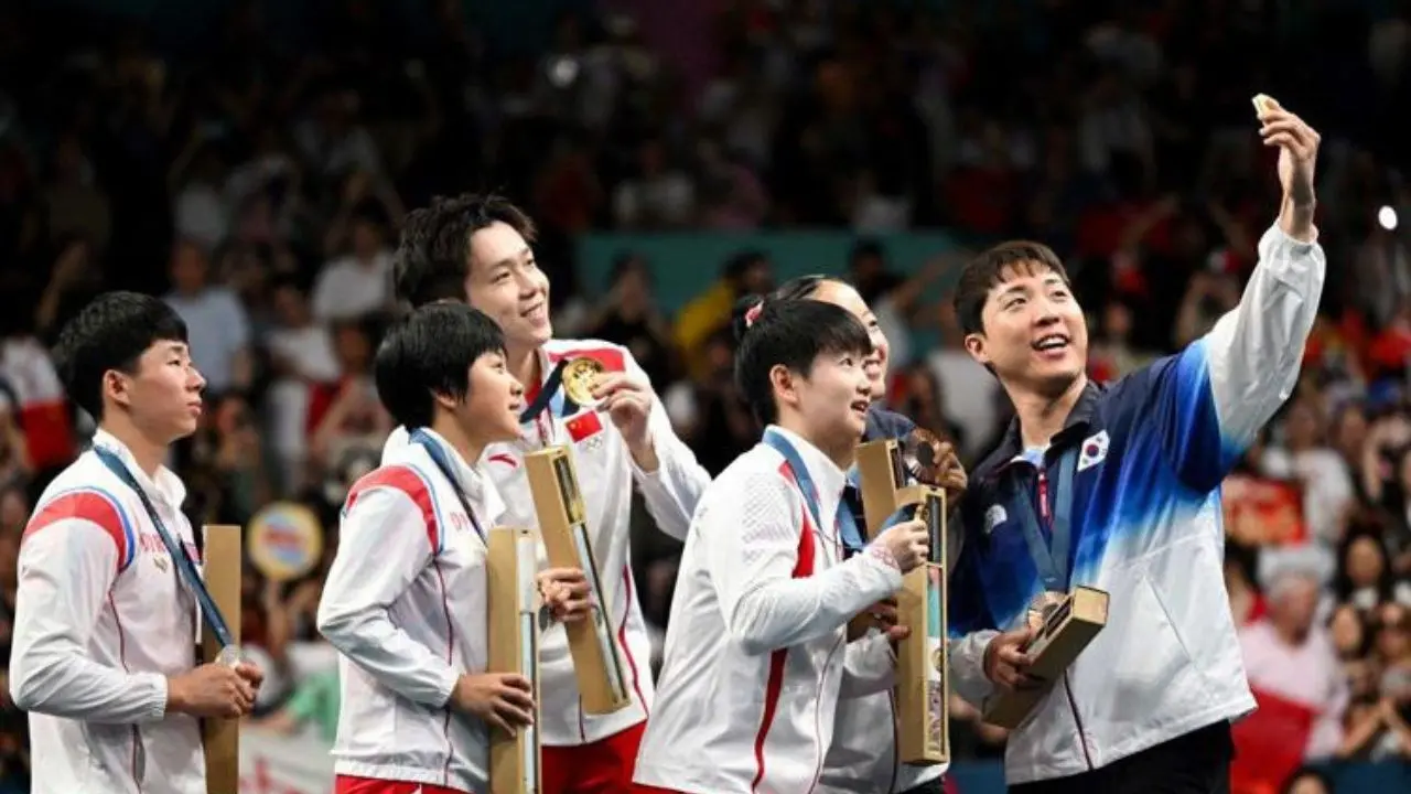 Olimpiadi di Parigi, il selfie tra atleti della Corea del Nord e del Sud diventa virale: «Scena sensazionale»