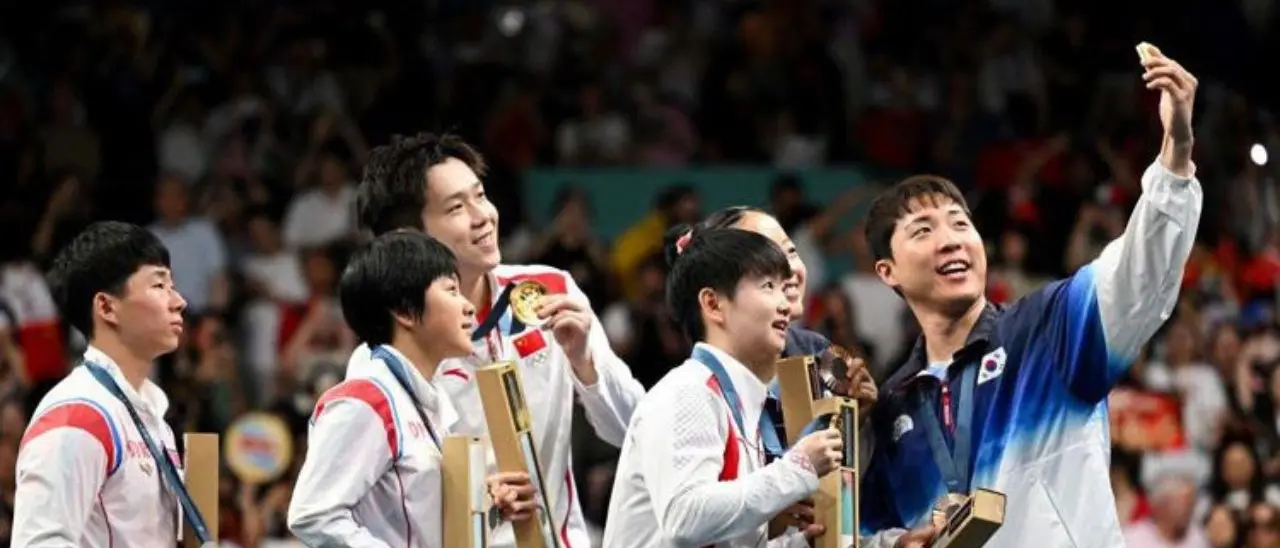 Olimpiadi di Parigi, il selfie tra atleti della Corea del Nord e del Sud diventa virale: «Scena sensazionale»