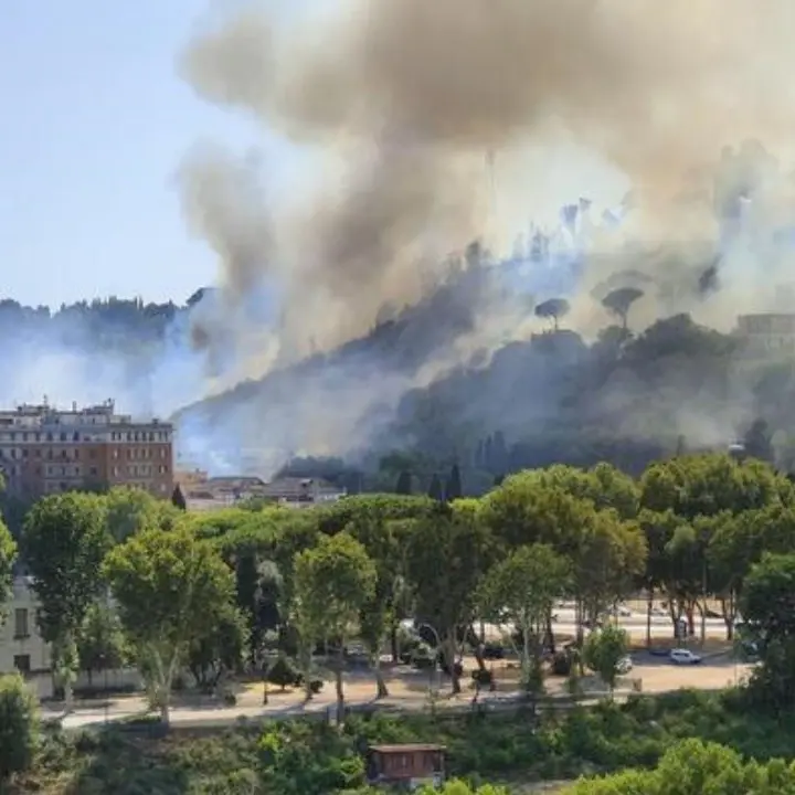 Vasto incendio a Roma, evacuate 4 palazzine e la sede Rai di via Teulada. Sul posto anche il sindaco