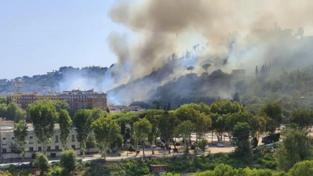 Vasto incendio a Roma, evacuate 4 palazzine e la sede Rai di via Teulada. Sul posto anche il sindaco