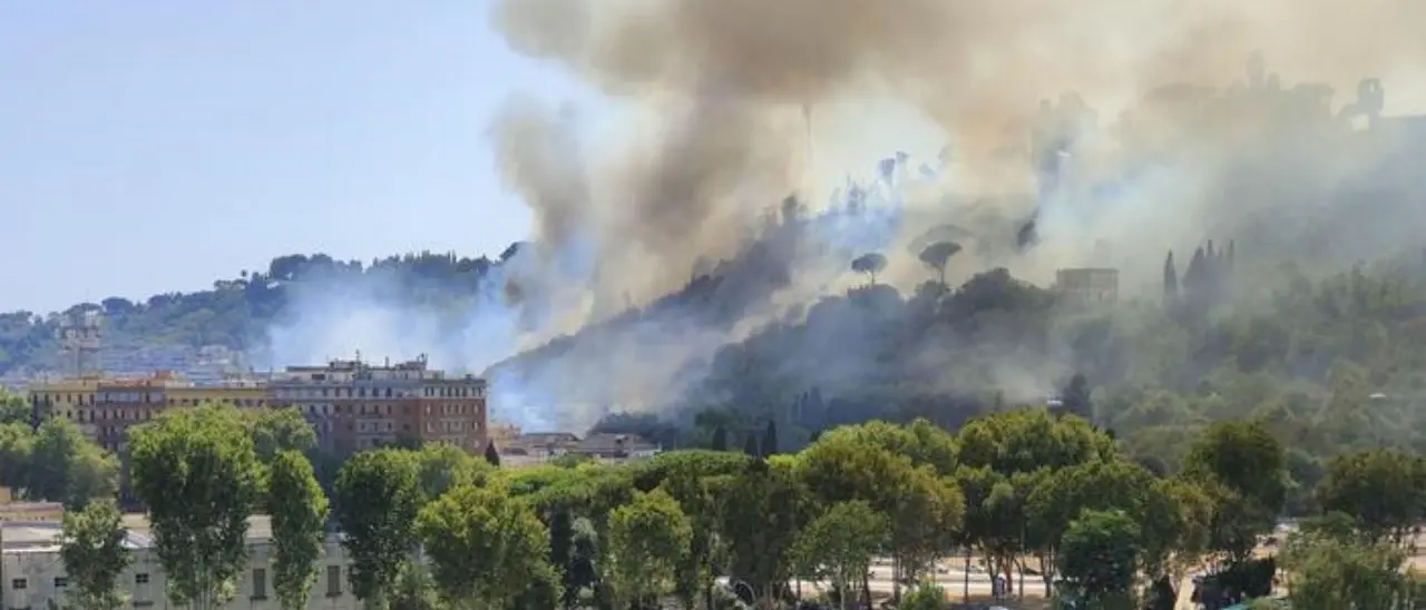 Vasto incendio a Roma, evacuate 4 palazzine e la sede Rai di via Teulada. Sul posto anche il sindaco