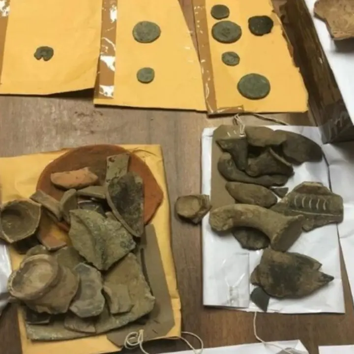 Crotone, consegnati alla Soprintendenza archeologica beni sequestrati ai tombaroli risalenti a migliaia di anni fa