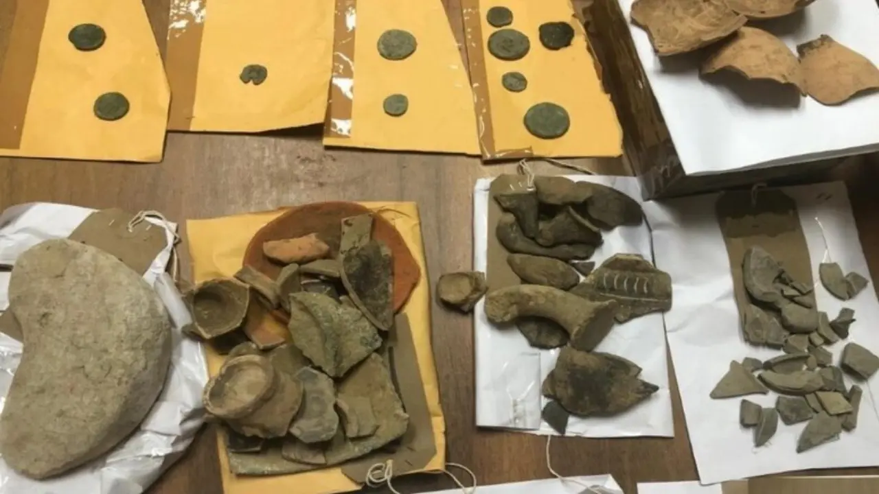 Crotone, consegnati alla Soprintendenza archeologica beni sequestrati ai tombaroli risalenti a migliaia di anni fa