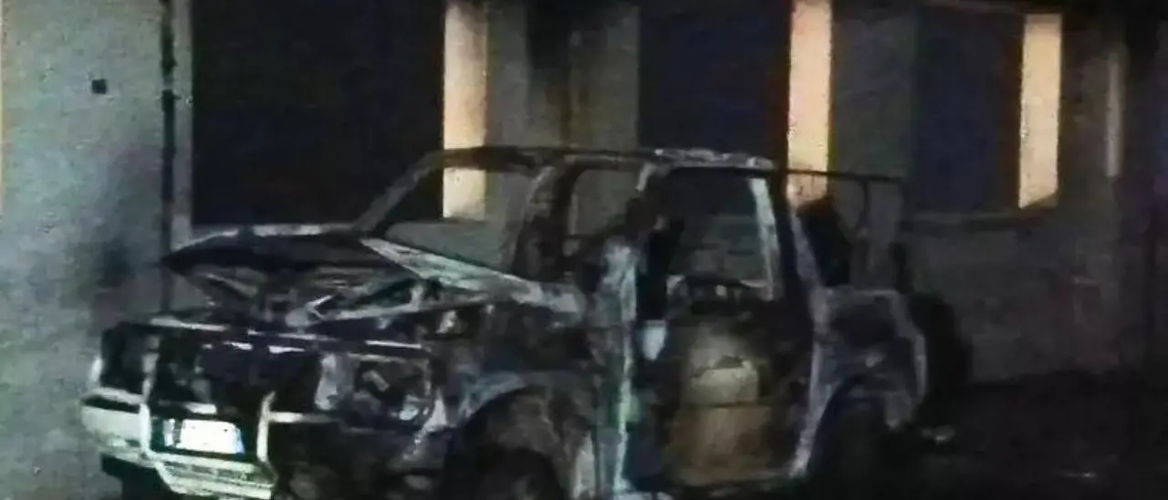 Auto in fiamme in un parcheggio multipiano nel Cosentino: indagini in corso