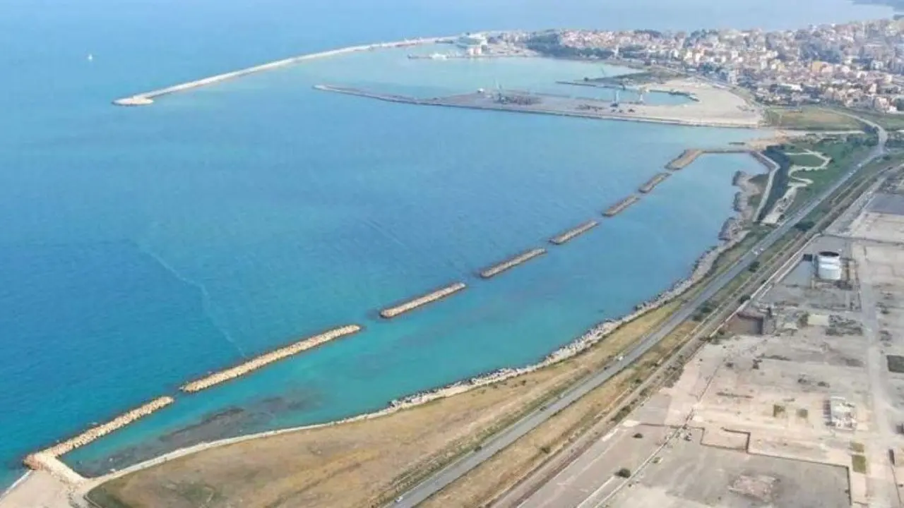 Bonifica di Crotone, il Comitato: «Eni vuole lasciare i veleni in Calabria e il Consiglio regionale le apre la strada»