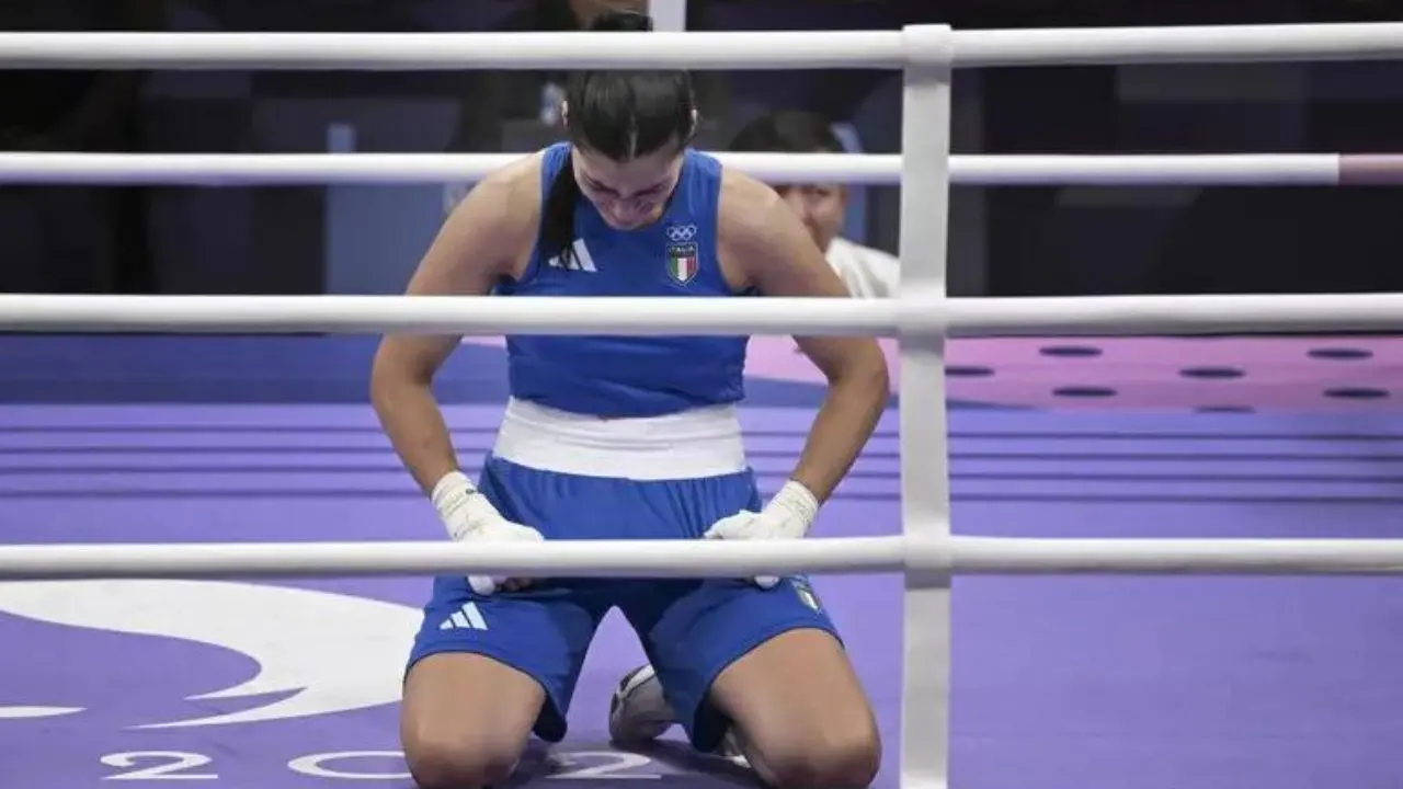 Olimpiadi, Carini si ritira dal match contro la puglile iper-androgina Khelif dopo pochi secondi: «Mi ha fatto male»