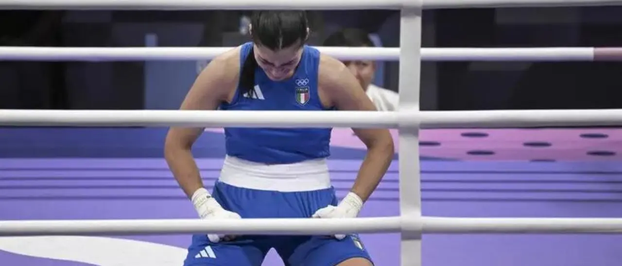 Olimpiadi, Carini si ritira dal match contro la puglile iper-androgina Khelif dopo pochi secondi: «Mi ha fatto male»