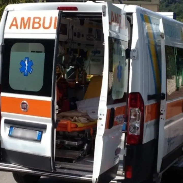 Dramma a Locri, ha un malore in casa ma l’ambulanza arriva senza medico: morta una donna di 47 anni