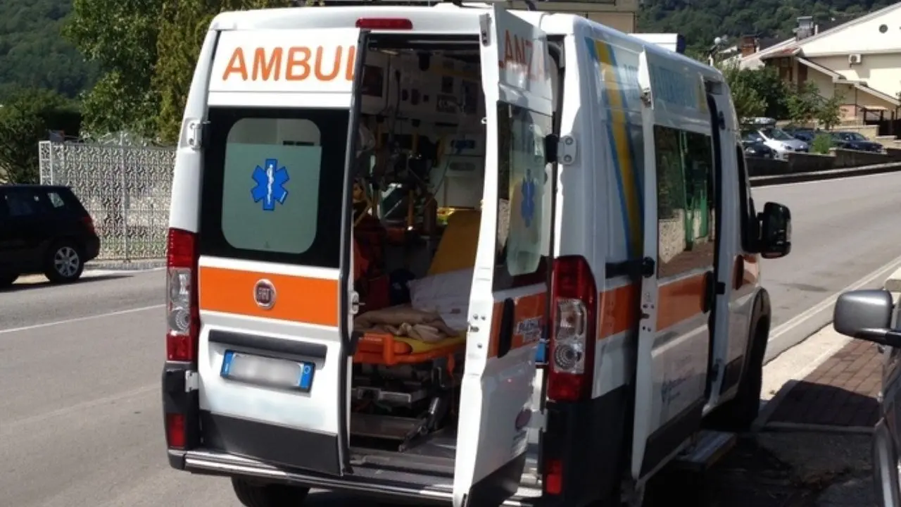 Dramma a Locri, ha un malore in casa ma l’ambulanza arriva senza medico: morta una donna di 47 anni