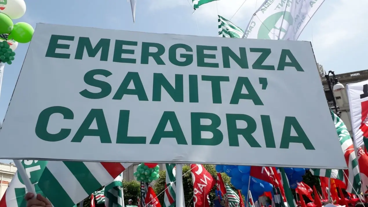 Sanità in Calabria tra attese e tragedie: a Vibo come a Falerna si muore aspettando un’ambulanza o un medico assente\n