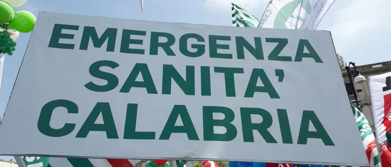 Sanità in Calabria tra attese e tragedie: a Vibo come a Falerna si muore aspettando un’ambulanza o un medico assente\n