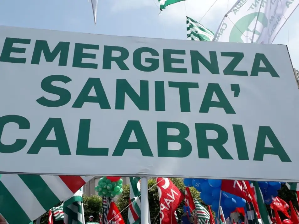 Sanità in Calabria tra attese e tragedie: a Vibo come a Falerna si muore aspettando un’ambulanza o un medico assente