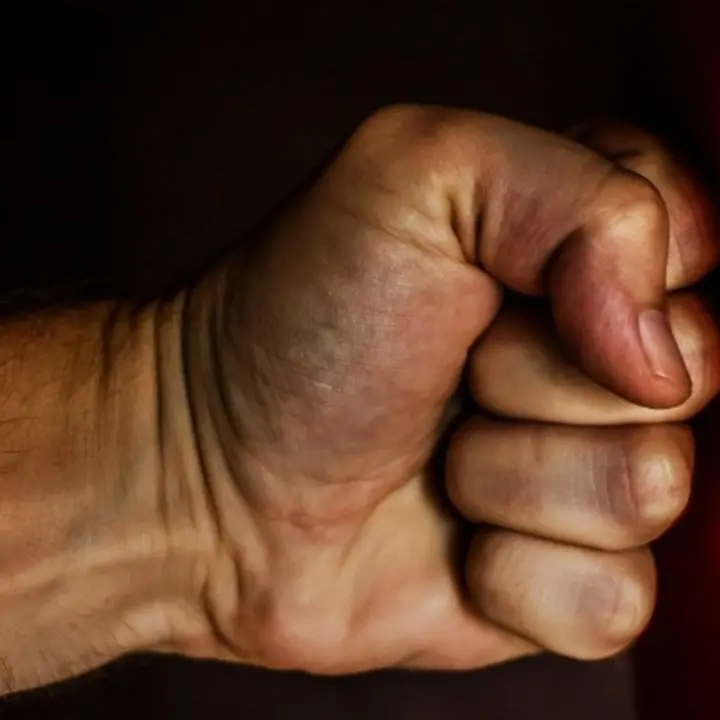 Botte, sputi e benzina contro i genitori: il 36enne arrestato a Borgia fa scena muta davanti al gip