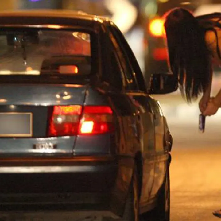 Giro di prostituzione smantellato a Vibo, un arresto e 5 donne indagate: avrebbero gestito 6 case d’appuntamento