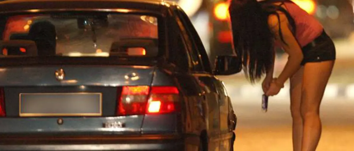 Giro di prostituzione smantellato a Vibo, un arresto e 5 donne indagate: avrebbero gestito 6 case d’appuntamento