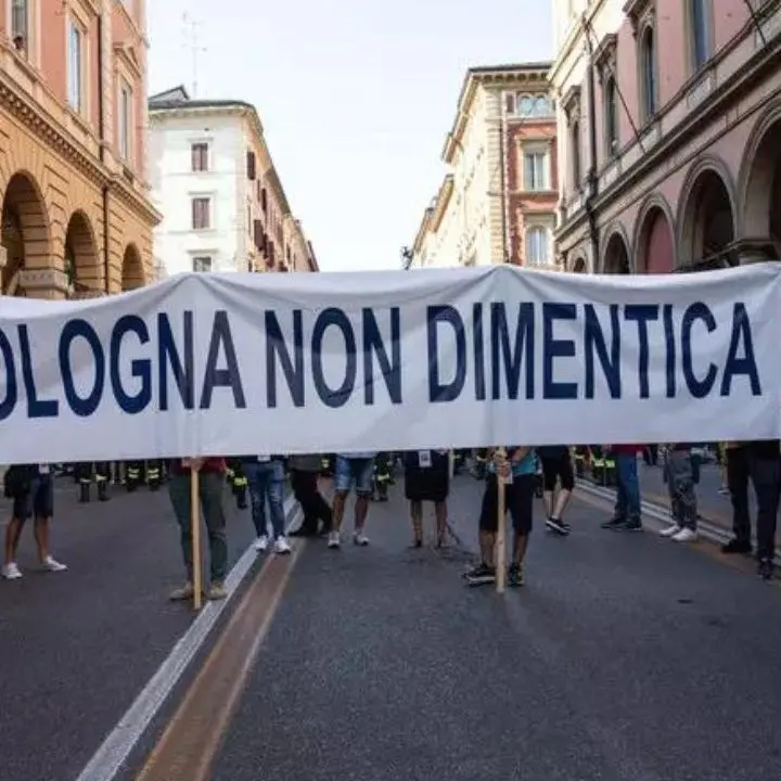 Strage di Bologna, 44 anni dopo migliaia di persone in piazza. Il presidente Mattarella: «Ferita insanabile»