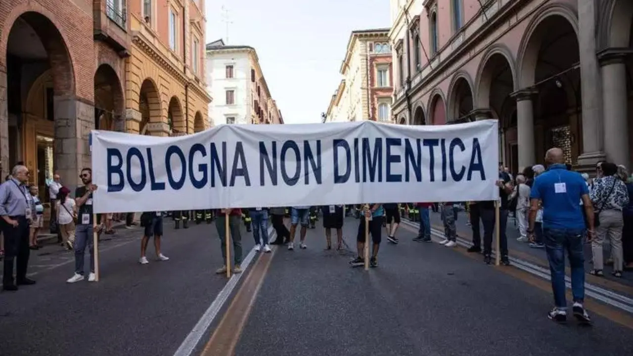 Strage di Bologna, 44 anni dopo migliaia di persone in piazza. Il presidente Mattarella: «Ferita insanabile»