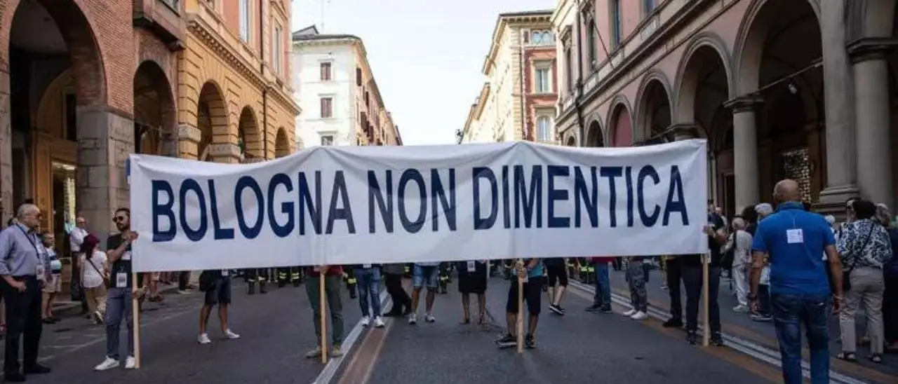 Strage di Bologna, 44 anni dopo migliaia di persone in piazza. Il presidente Mattarella: «Ferita insanabile»