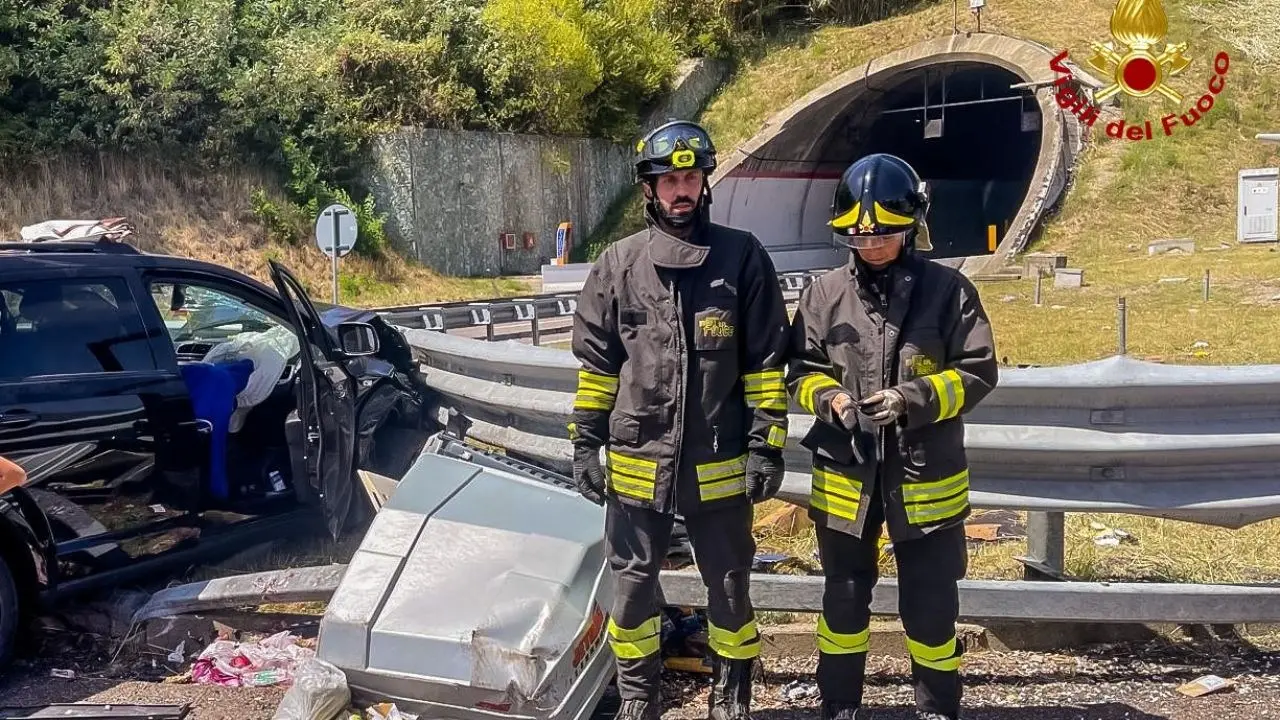 Tre feriti in un incidente stradale sull’autostrada nel Cosentino, trasferiti in ospedale