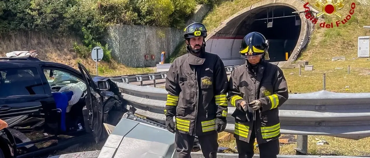 Tre feriti in un incidente stradale sull’autostrada nel Cosentino, trasferiti in ospedale